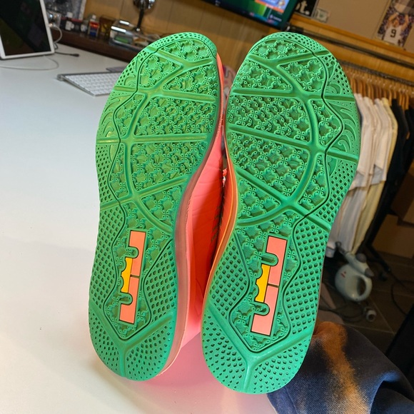 NIKE AIR MAX LEBRON 10 LOW 'WATERMELON' 579765-801
Mens size 11 - Picture 9 of 9